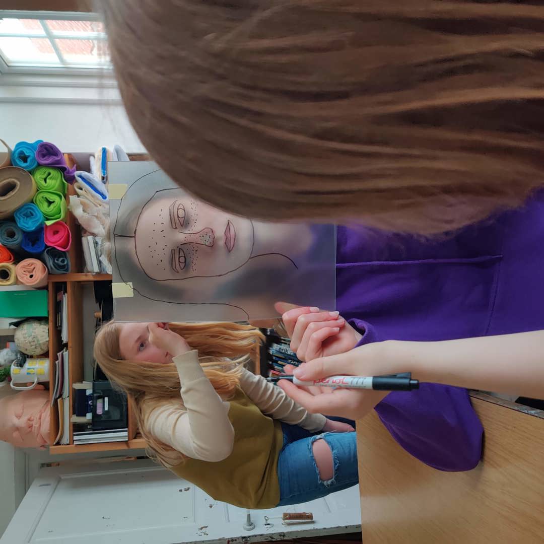 Pige tegner lilla pige