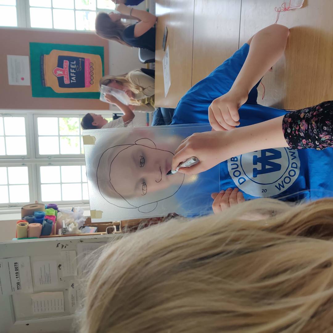 pige tegner blå pige