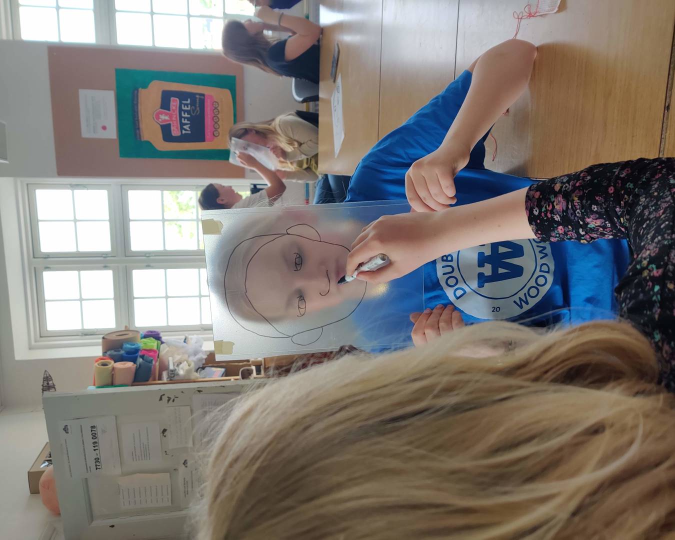 pige tegner blå pige