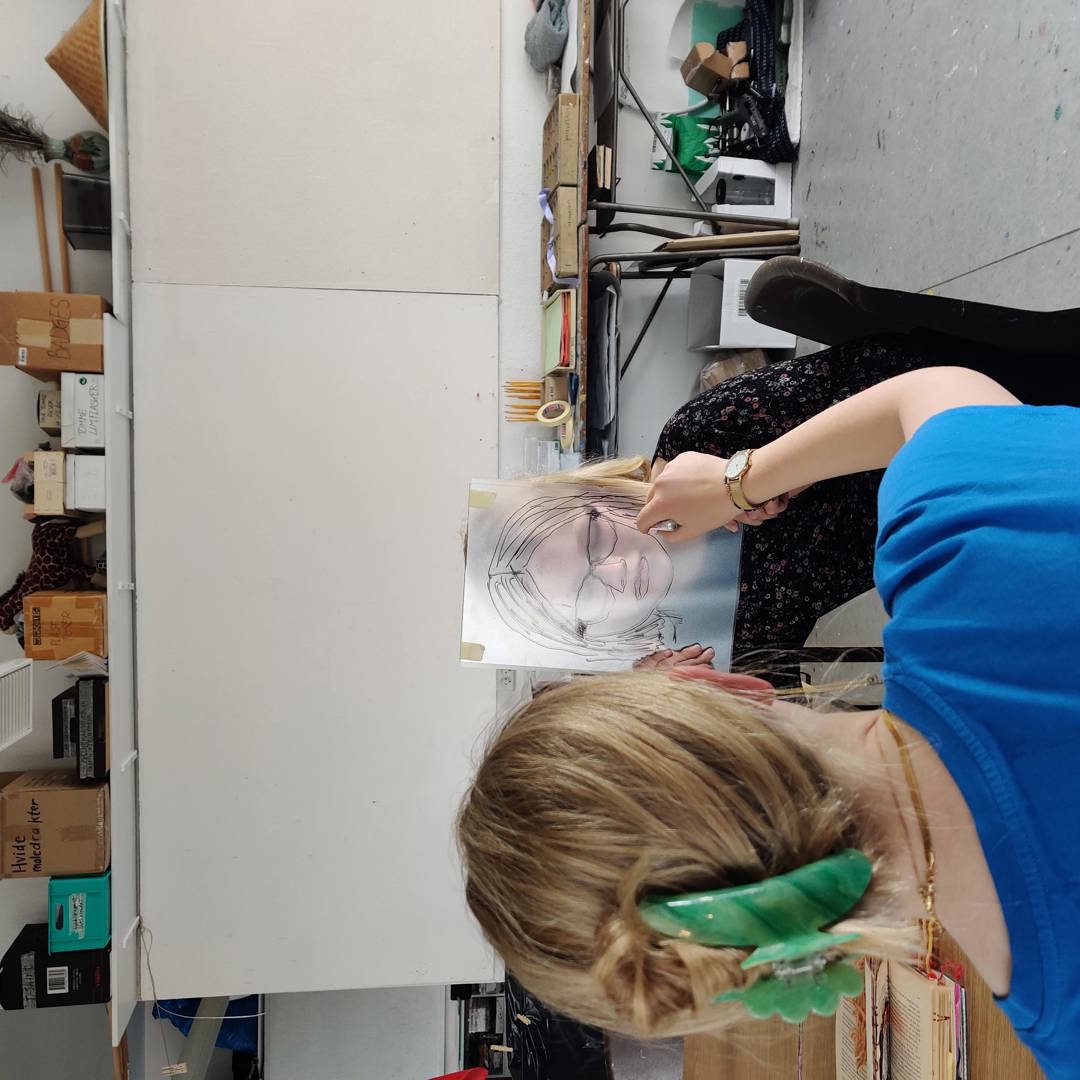 Blå pige tegner sort pige